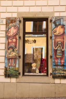 Bratislava, Slovakya - 10 Ekim 2021: Bratislava, Slovakya 'daki mağaza panjurları üzerine resimler.