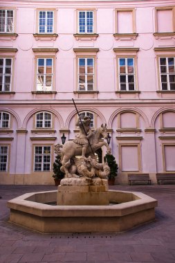 Bratislava, Slovakya - 25 Ekim 2021: Bratislava, Slovakya 'da bir sonbahar öğleden sonra at çeşmesindeki adam.