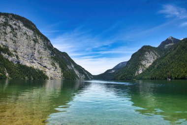 Almanya 'nın Bavyera kentinde, açık güneşli bir bahar gününde Konigssee çevresindeki dağlar.