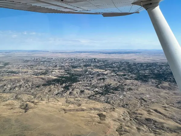 Güneşli bir sonbahar gününde Gillette, Wyoming yakınlarındaki bir uçaktan manzara.. 