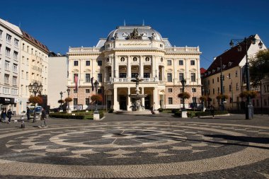 Bratislava, Slovakya - 10 Ekim 2021: Slovakya 'nın Bratislava kentinde güneşli bir günde Slovak Ulusal Tiyatrosu önündeki heykel.