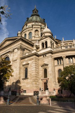 Budapeşte, Macaristan - 26 Ekim 2021: Macaristan 'ın Budapeşte kentinde güneşli bir sonbahar sabahı St. Stephen Bazilika Kubbesi' nin arkasındaki mavi gökyüzü.