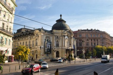Budapeşte, Macaristan - 26 Ekim 2021: Macaristan 'da güneşli bir sonbahar sabahı Budapeşte Komedi Tiyatrosu.