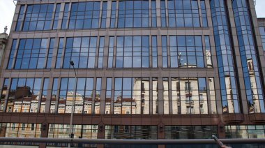 Budapeşte, Macaristan - 26 Ekim 2021: Macaristan 'da bir yaz gününde binalar Budapeşte, Macaristan' da camlara yansıdı.