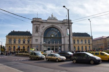 Budapeşte, Macaristan - 26 Ekim 2021: Budapeşte Keleti İstasyonu Macaristan 'da güneşli bir sonbahar gününde.