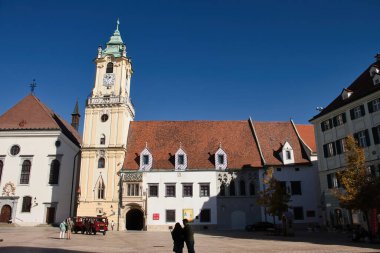 Bratislava, Slovakya - 10 Ekim 2021: Bratislava, Slovakya 'da güneşli bir sonbahar gününde saat kulesi.