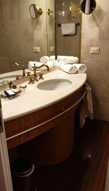 Budapeşte, Macaristan - 25 Ekim 2021: Budapeşte, Macaristan 'da bir teknede bir odada batmak. 