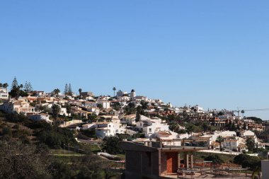 Silves, Portekiz - 27 Aralık 2019: Güneşli bir kış gününde Silves, Portekiz 'de bir tepenin üzerindeki beyaz binalar.