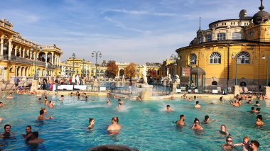 Budapeşte, Macaristan - 26 Ekim 2021: Güneşli bir sonbahar gününde Budapeşte 'deki Szechenyi Tıp Hamamında açık havuz.