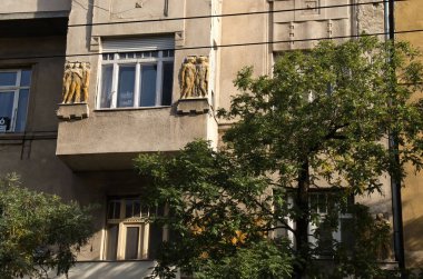 Budapeşte, Macaristan - 26 Ekim 2021: Budapeşte, Macaristan 'daki eski binanın önündeki heykeller.