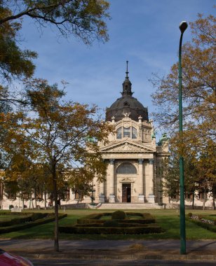 Budapeşte, Macaristan - 26 Ekim 2021: Macaristan 'ın Budapeşte kentinde güneşli bir sonbahar gününde Szechenyi Termal Banyo binasının önü.