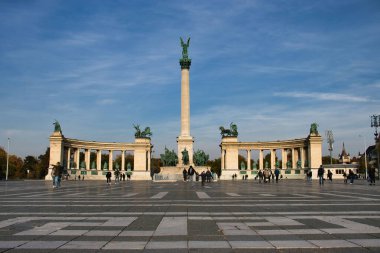 Budapeşte, Macaristan - 26 Ekim 2021: Macaristan 'ın Budapeşte kentinde güneşli bir sonbahar öğleden sonrasında Kahramanlar Meydanı' nda Milenyum Anıtı.