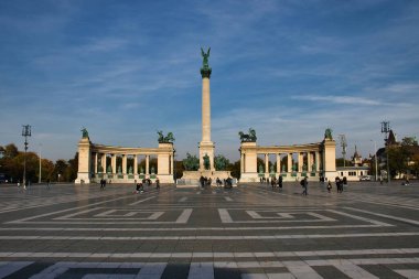 Budapeşte, Macaristan - 26 Ekim 2021: Macaristan 'ın Budapeşte kentinde güneşli bir sonbahar öğleden sonrasında Kahramanlar Meydanı' nda Milenyum Anıtı.