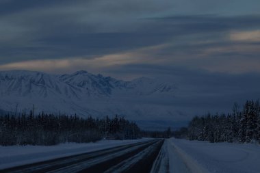Alaska, Tok yakınlarındaki Alaska otoyolu boyunca karanlık, bulutlu bir kış günü.. 