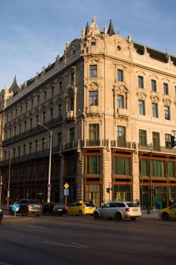 Budapeşte, Macaristan - 26 Ekim 2021: Macaristan 'ın Budapeşte kentinde bir sonbahar akşamında güneş tarihi bir binanın üzerinde parlıyor.