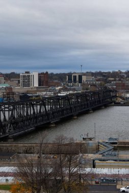 Moline, Illinois - 20 Kasım 2024: Moline, Illinois 'de karanlık, bulutlu bir sonbahar gününde Hükümet Köprüsü.