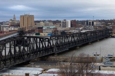 Moline, Illinois - 20 Kasım 2024: Moline, Illinois 'de gürültülü bir sonbahar gününde Hükümet Köprüsü.
