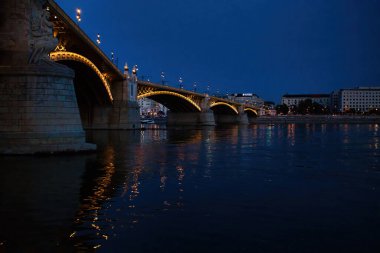 Budapeşte, Macaristan - 26 Ekim 2021: Budapeşte, Macaristan 'da bir sonbahar gecesi Tuna Nehri üzerindeki Margaret Köprüsü' nü aydınlatmış.