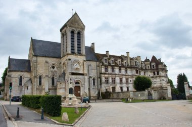 Ambleville, Fransa - 23 Haziran 2021: Ambleville, Fransa 'da bulutlu bir yaz gününde Chateau d' Ambleville Cephesi.