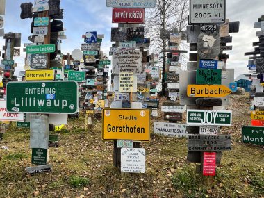 Watson Gölü, Kanada - 9 Ekim 2024: Kanada 'da bir bahar günü Alaska Otoyolu' ndaki Tabeladaki tahta direklerde asılı tabelalar. 