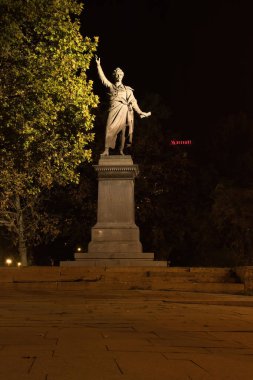 Budapeşte, Macaristan - 26 Ekim 2021: Budapeşte, Macaristan 'da geceleyin Petofi Sandor heykeli.