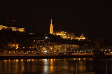 Budapeşte, Macaristan - 26 Ekim 2021: Budapeşte, Macaristan 'da gece yarısı Budapeşte, Macaristan' daki Kutsal Kale Kilisesi.