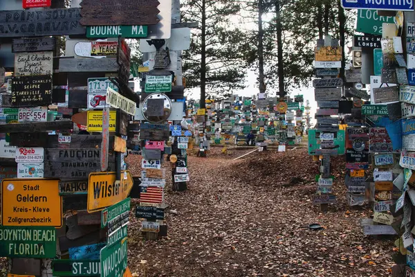 Watson Gölü, Kanada - 9 Ekim 2024: Kanada 'da bir bahar günü Alaska Otoyolu' ndaki Tabeladaki tahta direklerdeki patika. 