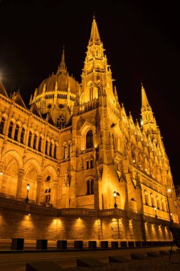 Budapeşte, Macaristan - 26 Ekim 2021: Macaristan 'ın Budapeşte kentinde geceleyin aydınlanan Macar Parlamento Binası.
