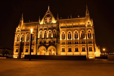 Budapeşte, Macaristan - 26 Ekim 2021: Budapeşte, Macaristan 'da geceleyin aydınlatılmış Macar Parlamento Binası.
