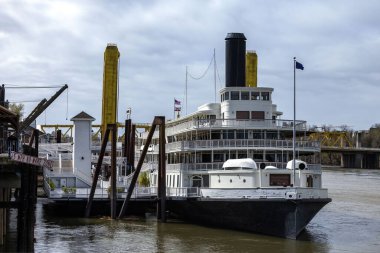 Sacramento, California - 16 Mart 2025: Delta King, Kaliforniya 'da bulutlu bir kış gününde Eski Sacramento Rıhtımı' nda bir nehir kayığı oteli.