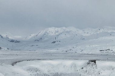 Alaska 'daki Denali Otobanı' nda bulutlu bir günde dağın tepesinde aydınlık.. 