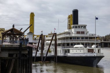 Sacramento, California - 16 Mart 2025: Kaliforniya 'da bulutlu bir kış gününde Old Sacramento' da nehir kenarı oteli. 