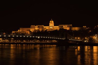 Budapeşte, Macaristan - 26 Ekim 2021: Budapeşte, Macaristan 'da Tuna Nehri üzerindeki Szechnyi Zinciri Köprüsü üzerindeki Buda Şatosu.