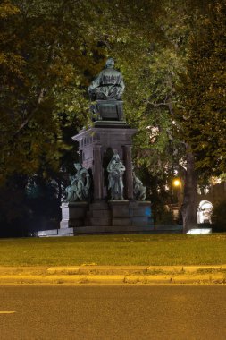 Budapeşte, Macaristan - 26 Ekim 2021: Budapeşte, Macaristan 'da Ferenc Deak Heykeli.