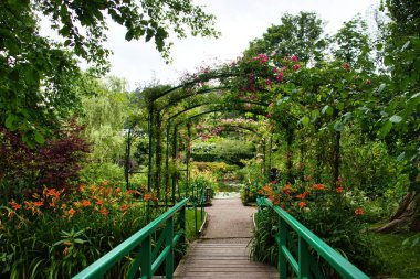 Fransa 'nın Giverny kentindeki Monet' nin bahçesindeki yeşil köprünün etrafındaki çiçek ve bitkiler..