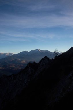 Bir sonbahar akşamında Avusturya Alpleri 'nin üzerindeki mavi gökyüzünde bulutlar.