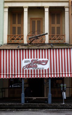 Sacramento, California - 16 Mart 2025: Bir kış günü Old Sacramento, Kaliforniya 'da bir barın çatısında top.