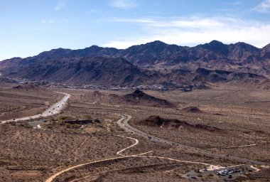 Mead Gölü, Nevada - 10 Mart 2025: Güneşli bir kış günü Nevada, Mead Gölü 'nde arka planda dağlar olan otomobiller. 