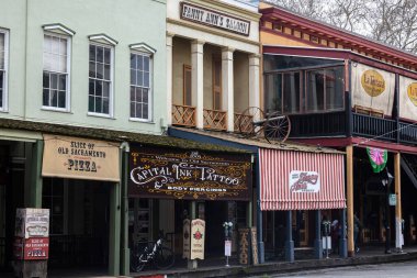 Sacramento, California - 16 Mart 2025: Eski Sacramento, Kaliforniya 'da bir kış gününde tarihi binalar.