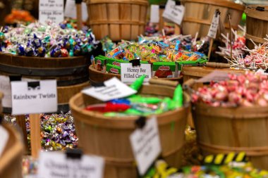 Sacramento, California - 16 Mart 2025: Şeker Cenneti 'nde ahşap varillerde renkli şeker, Old Sacramento, Kaliforniya' da bir şekerci dükkanı.