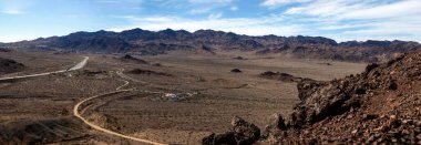 Mead Gölü, Nevada - 10 Mart 2025: Güneşli bir kış günü Mead Gölü, Nevada 'da, arka planda dağlar olan yollar ve binalar üzerindeki hava manzarası.
