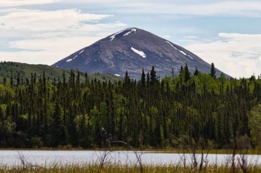 Donnelly Kubbesi İkiz Göller 'in arkasında güneşli bir bahar gününde Delta Junction, Alaska yakınlarında. 
