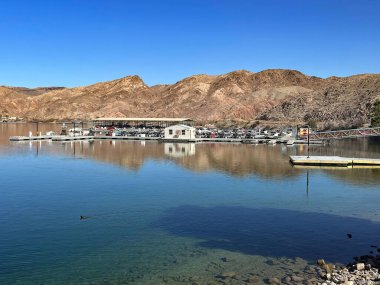 Willow Creek, Arizona - 10 Mart 2025: Tekneler güneşli bir kış günü Colorado Nehri 'ne yanaştı. 