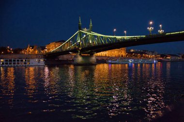 Budapeşte, Macaristan - 26 Ekim 2021: Budapeşte 'deki Tuna Nehri üzerinde Özgürlük Köprüsü gece aydınlandı. 