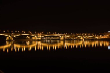 Budapeşte, Macaristan - Ekim 265 2021: Macaristan 'ın Budapeşte kentinde karanlık bir sonbahar gecesinde Tuna Nehri üzerindeki ışıklarla birlikte Margaret Köprüsü.