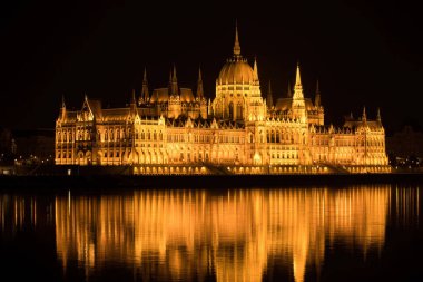 Budapeşte, Macaristan - Ekim 265 2021: Macaristan Parlamento Binası Macaristan 'daki Tuna Nehri' nin karşısında gece aydınlandı.