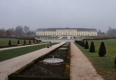 Ludwigsburg, Almanya - 11 Kasım 2021: Almanya 'da sisli bir sonbahar gününde Ludwigsburg Sarayı önünde.