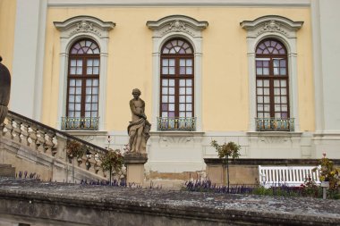 Ludwigsburg, Almanya - 11 Kasım 2021: Almanya 'da sisli bir sonbahar gününde Ludwigsburg Sarayı' nın merdivenlerinin altındaki heykel.