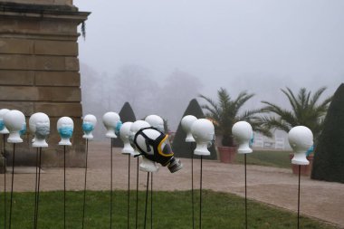 Ludwigsburg, Almanya - 11 Kasım 2021: Almanya 'da sisli bir sonbahar gününde Ludwigsburg Balkabağı Festivali' nde manken maskeleri.