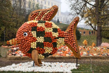 Ludwigsburg, Almanya - 11 Kasım 2021: Almanya 'da sisli bir sonbahar gününde balkabağı festivali sırasında Ludwigsburg Sarayı' nın arkasındaki kabaklardan yapılmış balık heykeli.